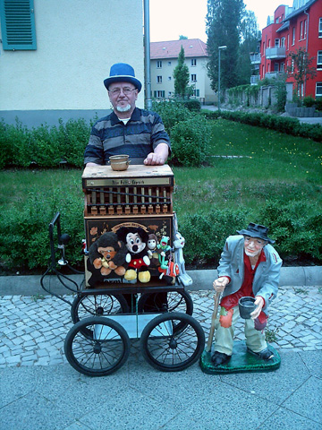 Sieghried Eisbrenner mit seiner Drehorgel